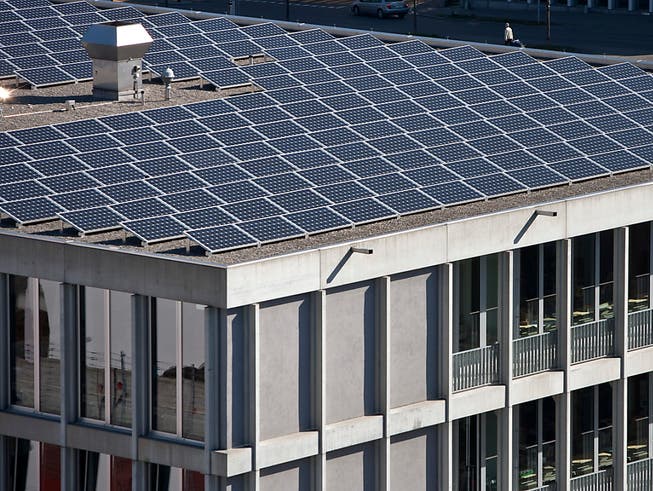 Auf www.sonnendach.ch können Hausbesitzer prüfen, ob sich das Dach ihres Hauses für eine Solaranlage eignet. (Bild: KEYSTONE/GAETAN BALLY)