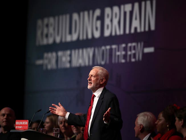 Der britische Oppositionsführer Jeremy Corbyn umschiffte in seiner Grundsatzrede am Labour-Parteitag das Thema eines möglichen zweiten Brexit-Referendums. (Bild: KEYSTONE/AP PA/PETER BYRNE)
