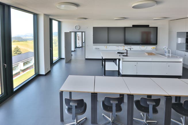 Die Digitalisierung hält auch in der Schule rasant Einzug. Auf dem Bild ist eines der neuen modernen Schulzimmer der Kantonsschule Menzingen zu sehen. (Bild: Daniel Frischherz)