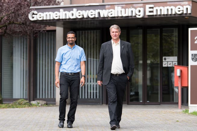 Brahim Aakti (links) und Patrick Schnellmann nach der Bekanntgabe des Wahlresultats vor der Emmer Gemeindeverwaltung. (Bild: Eveline Beerkircher (Emmen, 23. September 2018))