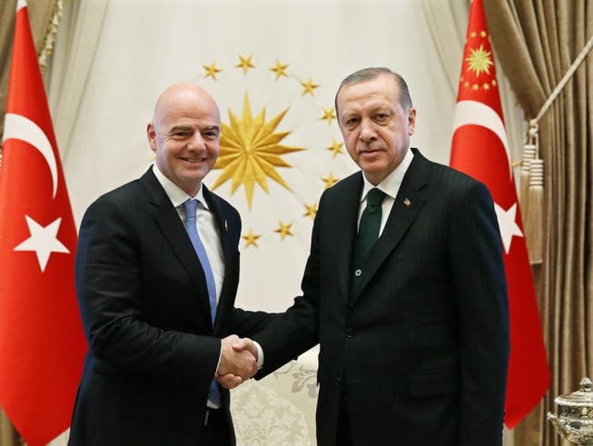 Sympathien für türkische EM-Bewerbung? FIFA-Präsident Gianni Infantino (li.) mit Präsident Recep Tayyip Erdogan (Bild: KEYSTONE/EPA TURKISH PRESIDENTAL PRESS OFFICE)