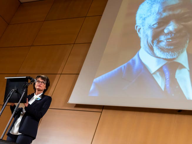 Die ehemalige Bundesrätin Micheline Calmy-Rey spricht im Palais des Nations in Genf an der Gedenkfeier für Kofi Annan. (Bild: Keystone/MARTIAL TREZZINI)