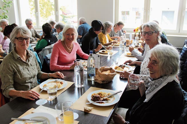 Interessierte konnten sich beim Mittagessen im Fabrik-Café, Trübbach, kennen lernen. (Bild: Silvia Frick)