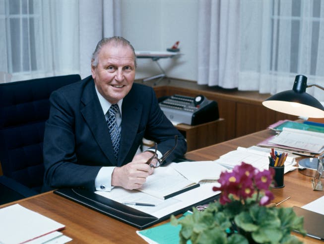 Der frühere Bundesrat Willi Ritschard in seinem Büro in Bern. Der erste «Büezer» im Bundesrat würde am morgigen Freitag 100 Jahre alt. (Archivbild von 1977) (Bild: KEYSTONE/STR)
