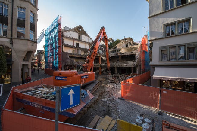 Baustelle am Kapellplatz in Luzern. Das ehemalige C&amp;A - Gebäude wird abgerissenBild: Dominik Wunderli (25. September 2018)