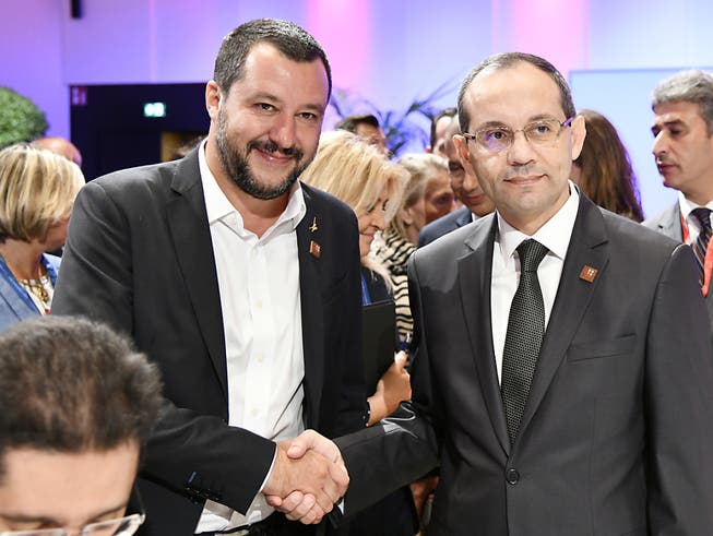 Gemeinsame Sache: Matteo Salvini, Italiens Innenminister und Hichem Fourati Tunesiens Innenminister, trafen sich bereits im Rahmen einer Konferenz zu Sicherheit und Migration am 14. September in Wien (Bild: KEYSTONE/APA/APA/HANS PUNZ)