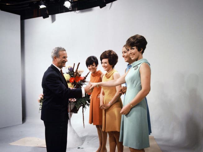 Bundesrat Roger Bonvin und die Fernsehansagerinnen Wilma Gilvardi-Bontognoli (TSI), Ida Columberg-May (RTR), Madeleine Demartines (TSR) und Dorothea Furrer (DRS) (v.l.n.r.) am 1. Oktober 1968 beim offiziellen Start des Schweizer Farbfernsehens. (Bild: Bild SRF)