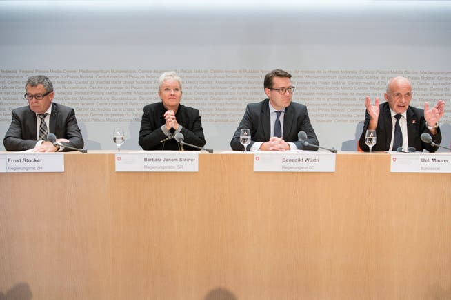 Sitzen wieder am gleichen Tisch: Bundesrat, Vertreter des NFA-Nehmerkantone St. Gallen und Graubünden sowie des grössten Geberkantons Zürich, (Bild: Key/Peter Schneider (Bern, 28. September 2018))