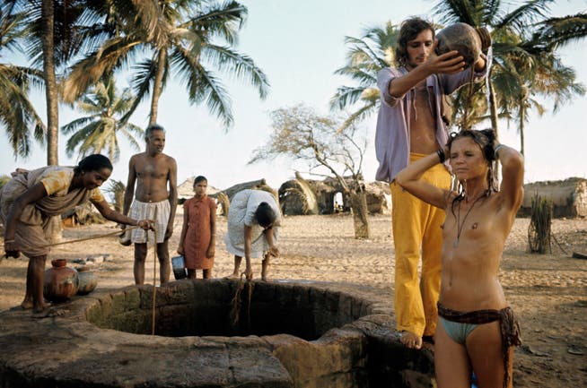 Da hatte Goa noch spirituellen Charme: Blumenkinder und Einheimische am Strand, 1971. (Bild: Jack Garofalo)