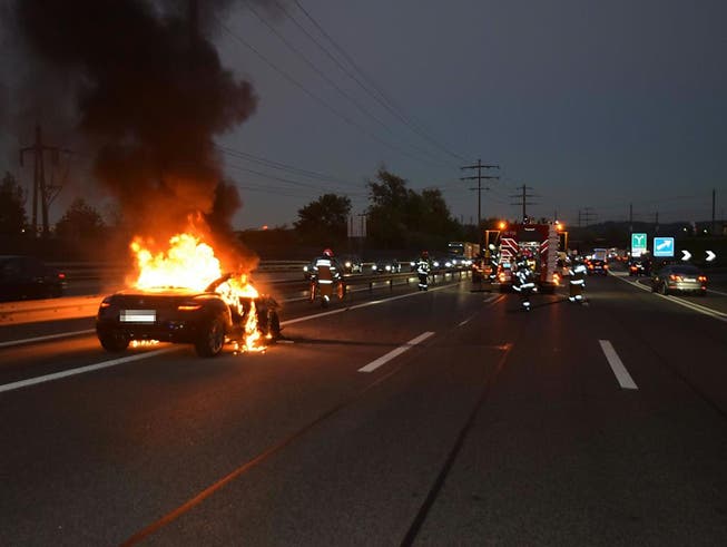 Ein Raub der Flammen: Bei der Fahrt auf der A1 in Richtung Zürich ist dieses Auto vollständig ausgebrannt. Niemand wurde verletzt. (Bild: Handout Kantonspolizei Solothurn)