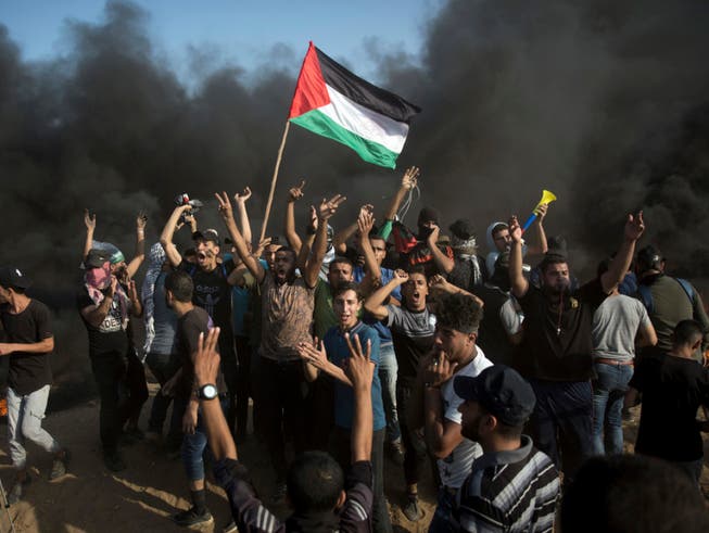 Nach Angaben der israelischen Armee hatten sich rund 20'000 Palästinenser an verschiedenen Punkten am Grenzzaun versammelt. (Bild: Keystone/AP/KHALIL HAMRA)