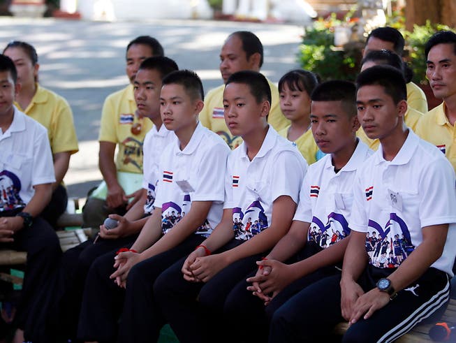 Die im Sommer aus einer Höhle gerettete thailändische Junioren-Fussballmannschaft reist nach Argentinien zu den Olympischen Jugend-Sommerspielen. (Bild: KEYSTONE/EPA/PONGMANAT TASIRI)
