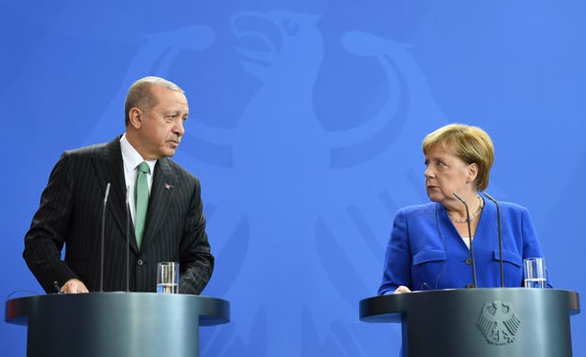 Der türkische Präsident Recep Tayyip Erdogan und die Bundeskanzlerin von Deutschland stehen gemeinsam vor den Medien. (Bild: Keystone/Clemens Bilan (Berlin, 28. September 2018))