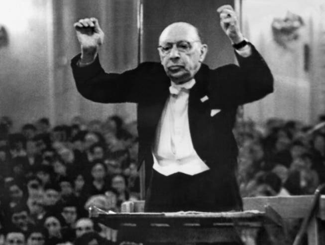 Der russische Komponist Igor Strawinsky (1882-1971) 1962 als Dirigent. Am 28. September 2018 jährt sich sein Kammerspiel «L'Histoire du Soldat» zu 100. Mal. (Bild: Keystone/AP/STR)