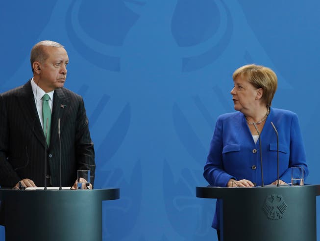 Der türkische Präsident Recep Tayyip Erdogan und die deutsche Kanzlerin Angela Merkel am Freitag vor den Medien in Berlin. (Bild: Keystone/AP Presidency Press Service/)