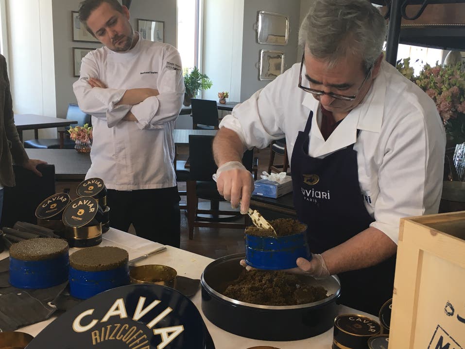Bertrand Charles, Küchenchef des RitzCoffier (links) schaut zu, wie 8 Kilogramm Kaviar aus Paris im Wert von 24'000 Euro verarbeitet werden. 