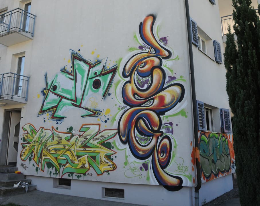 Graffiti verzieren auch die Aussenfassade des Gebäudes. (Bild: Philipp Unterschütz (Stans, 28. September 2018))