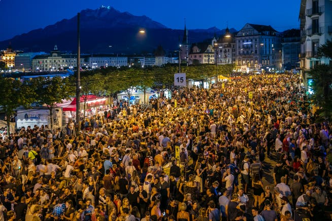Besucher des Luzerner Fests auf dem Schweizerhofquai. (Bild: Philipp Schmidli, 30. Juni 2018)