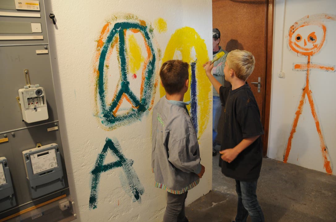 Keine Wand ist vor den Malereien der Kinder sicher. (Bild: Philipp Unterschütz (Stans, 28. September 2018))