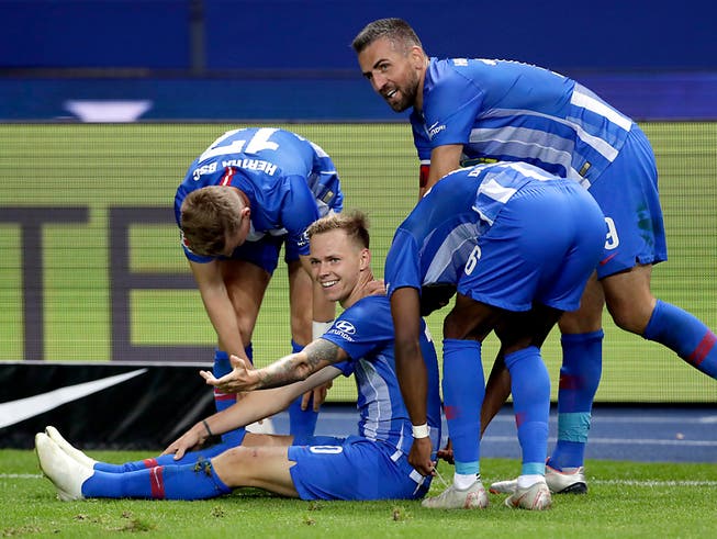 Herthas Ondrej Duda feiert seinen Treffer zum 2:0 gegen Bayern München mit einer Pause auf dem Rasen (Bild: KEYSTONE/AP/MICHAEL SOHN)