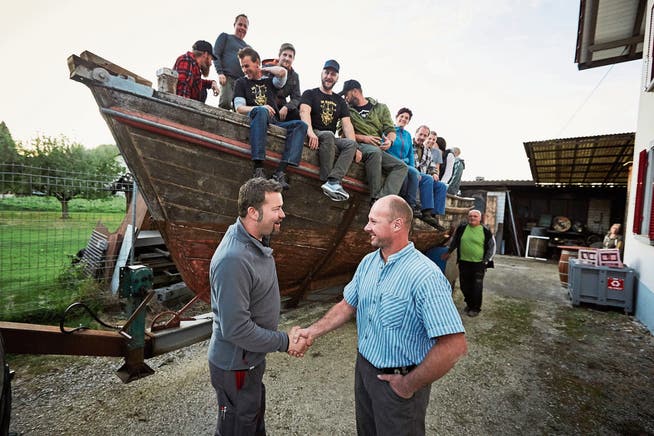 Marco Garo (rechts) übergibt das Schiff an den neuen Besitzer Thomas Roos. (Bild: Jakob Ineichen (Brittnau, 26. September 2018))