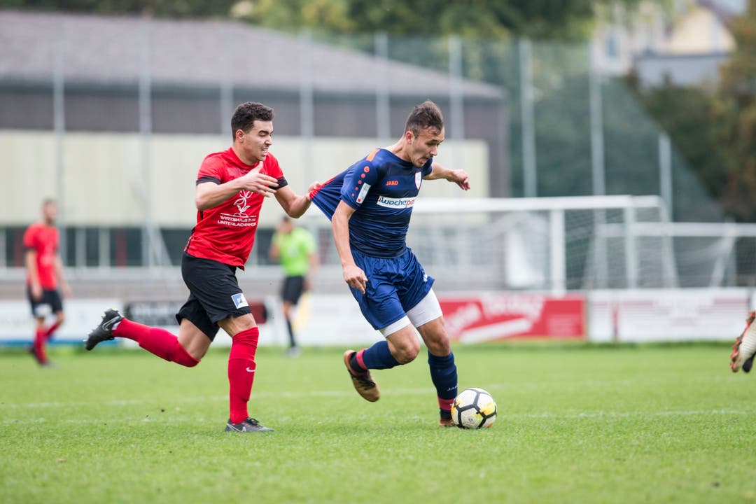 Kickers-Spieler Yahia Abaidia zieht Sursee-Spieler Florentin Prenrecay zurück. (Bild: Manuela Jans-Koch (Luzern, 29. September 2018))
