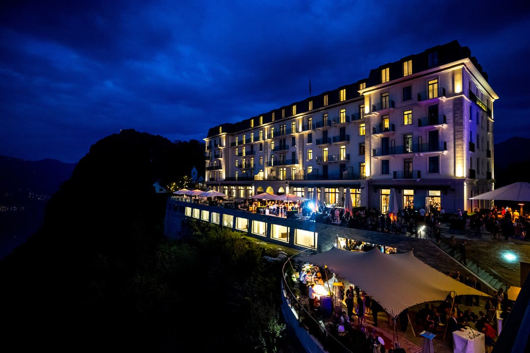 Das Bürgenstock-Hotel erstrahlt im Glanz des Abendlichts. 