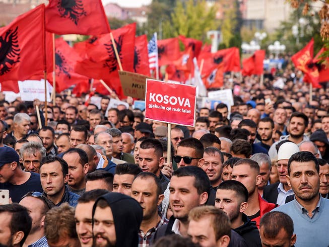 Die Demonstranten in Pristina forderten vor allem, dass es keinen Gebietstausch zwischen Serbien und dem Kosovo geben dürfe. Eine solche Lösung hatten Kosovo-Präsident Thaci und sein serbischer Amtskollege Vucic überlegt. (Bild: KEYSTONE/EPA/PETRIT PRENAJ)