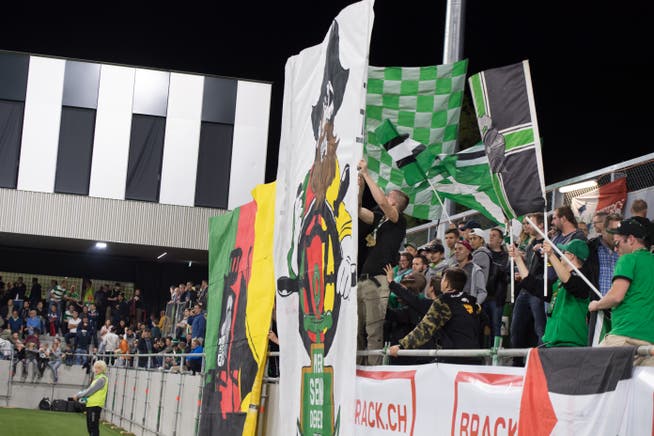 Die Krienser Fans kehren aufs Kleinfeld zurück: «Mer send deheim» - so die Botschaft auf der weissen Fahne. (Bild: Nadia Schärli (Kriens, 28. September 2018))