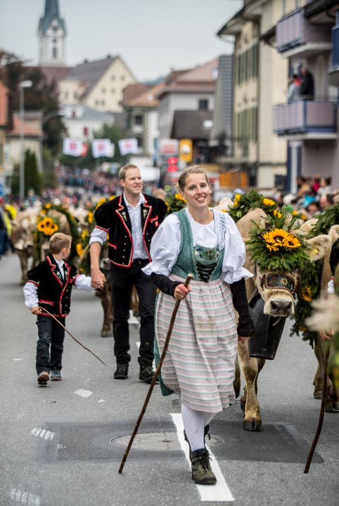 Über 250 Stück geschmücktes Rindvieh begleitet von Älplern, Sennen mit Zügel- und Brauchtumswagen und verschiedene Folkloregruppen zogen durchs Dorf. (Bild: Nadia Schärli (Schüpfheim, 29. September 2018))