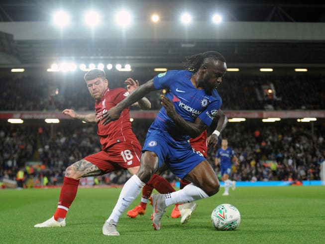 Zwischen Liverpool und Chelsea ging es schon unter der Woche im Ligacup zur Sache - mit dem besseren Ende für die Blues (im Bild Victor Moses, bedrängt von Alberto Moreno) (Bild: KEYSTONE/AP/RUI VIEIRA)