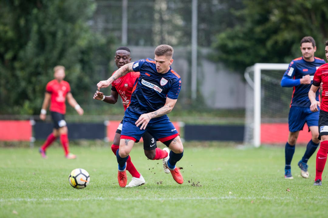 Elvis Bratanovic vom FC Sursee am Ball gegen Kickers-Spieler Stephane Munduki. (Bild: Manuela Jans-Koch (Luzern, 29. September 2018))