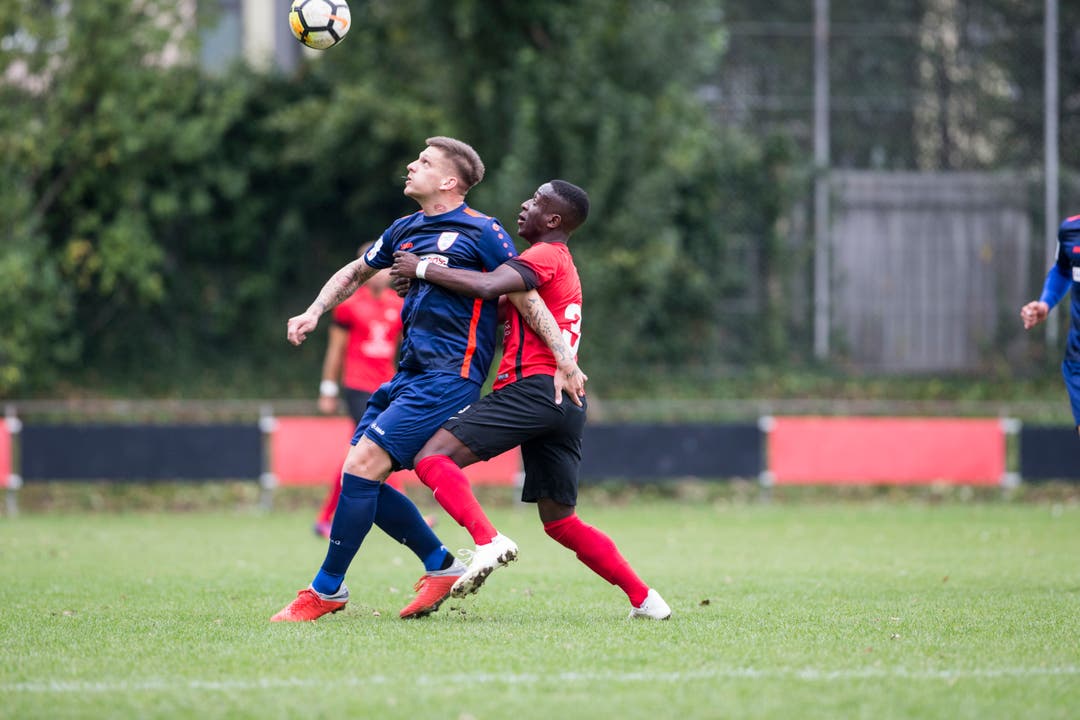Elvis Bratanovic vom FC Sursee (vorne) gegen Stephane Munduki von Kickers Luzern. (Bild: Manuela Jans-Koch (Luzern, 29. September 2018))