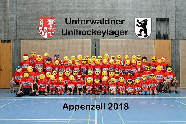 Ein zeitgemässes Teamfoto von Ad Astra Sarnen im Unihockeylager in Appenzell. (Bild: Instagram/adastrasarnen/Simon Abächerli)
