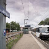 Am Bahnhof Bruggen fahren heute zu Hauptverkehrszeiten vier Züge pro Richtung - allerdings praktisch im Halbstundentakt. (Bild: Ralph Ribi/3. September 2018)
