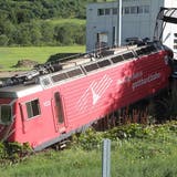 Die Lokomotive fuhr über das Gleis hinaus ins Gelände und kam dort zum Stillstand. (Leserbild: Stanislav Holecek)