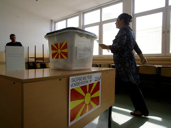 Die Volksabstimmung über einen neuen Namen Mazedoniens ist gescheitert. Nur rund 34 Prozent der 1,8 Millionen Wahlberechtigten hatten sich beteiligt. Für eine Gültigkeit des Referendums hätten mehr als die Hälfte der Stimmberechtigten teilnehmen müssen. (Bild: KEYSTONE/AP/BORIS GRDANOSKI)