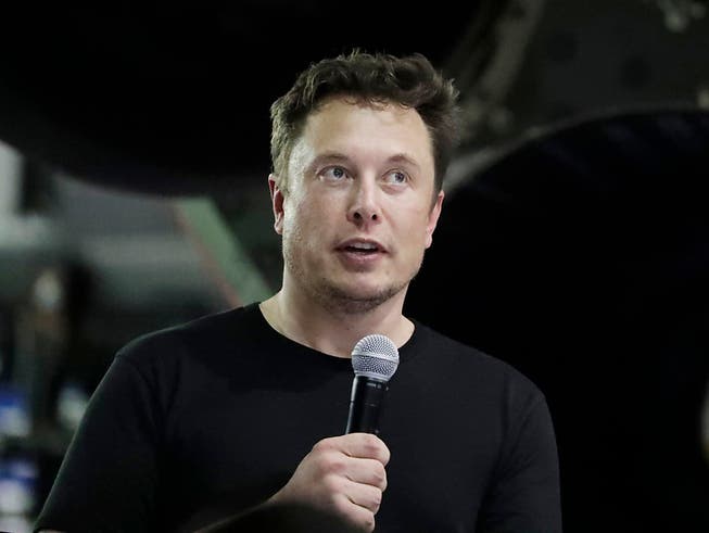 Intervention der US-Börsenaufsicht: Elon Musk muss beim Tesla-Konzern seinen Posten als Verwaltungsratspräsident für einige Zeit aufgeben und eine Millionenstrafe wegen eines umstrittenen Tweets zahlen. (Bild: KEYSTONE/AP/CHRIS CARLSON)