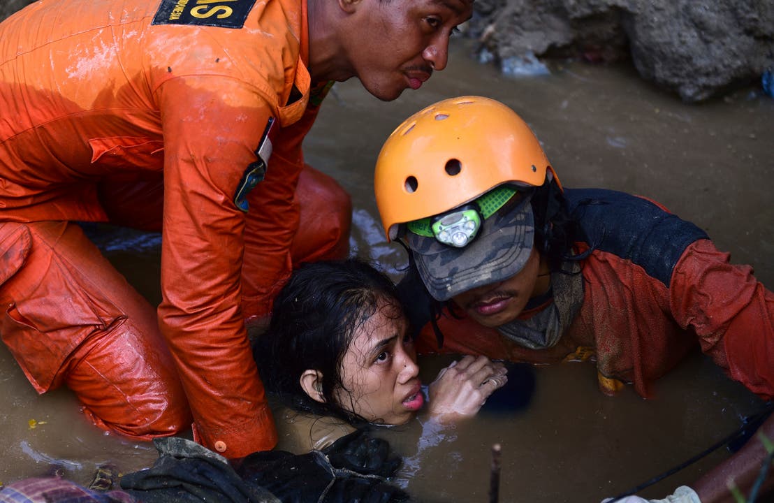 Rettungskräfte bergen eine Überlebende. (AP Photo/Arimacs Wilander)
