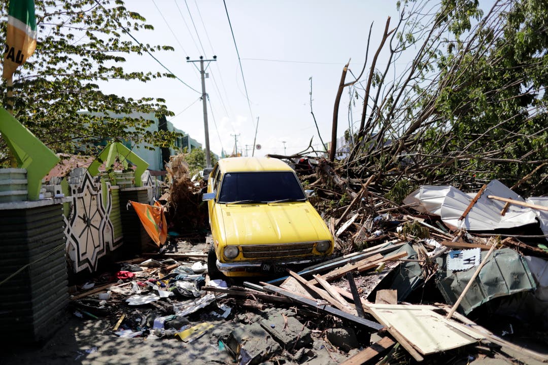 Ein Automobil im zerstörten Palu. (EPA/Mast Irham)