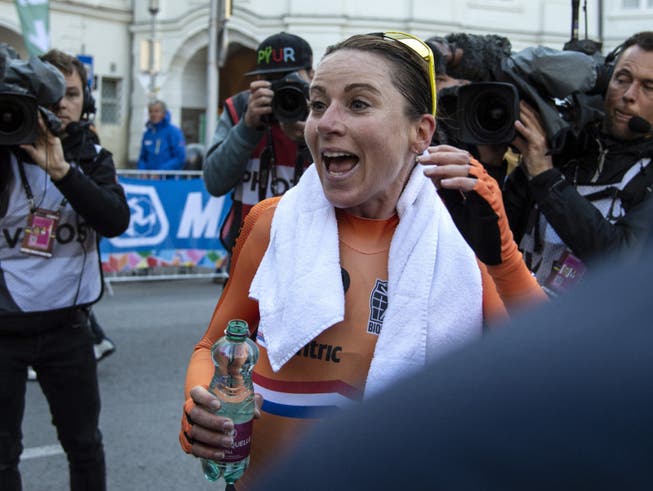 Da konnte sie noch lachen: Zeitfahr-Weltmeisterin Annemiek van Vleuten brach sich im Strassenrennen die Kniescheibe - und fuhr dennoch in den 7. Rang (Bild: KEYSTONE/APA/APA/EXPA/REINHARD EISENBAUER)