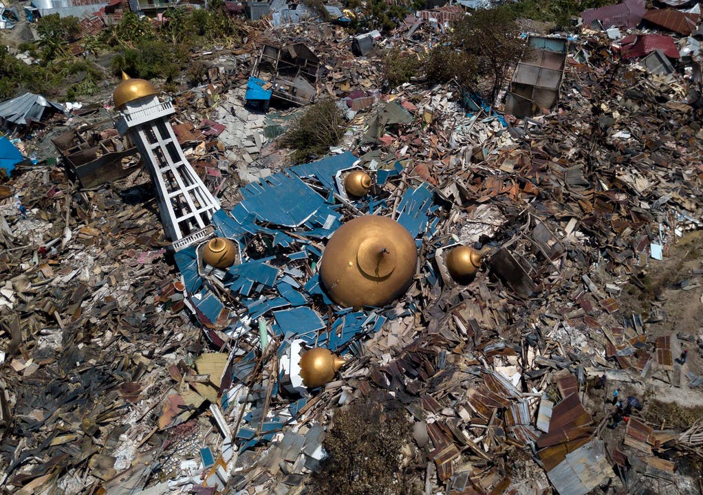 Eine Drohnenaufnahme zeigt die zerstörte Moschee. (EPA/STR)