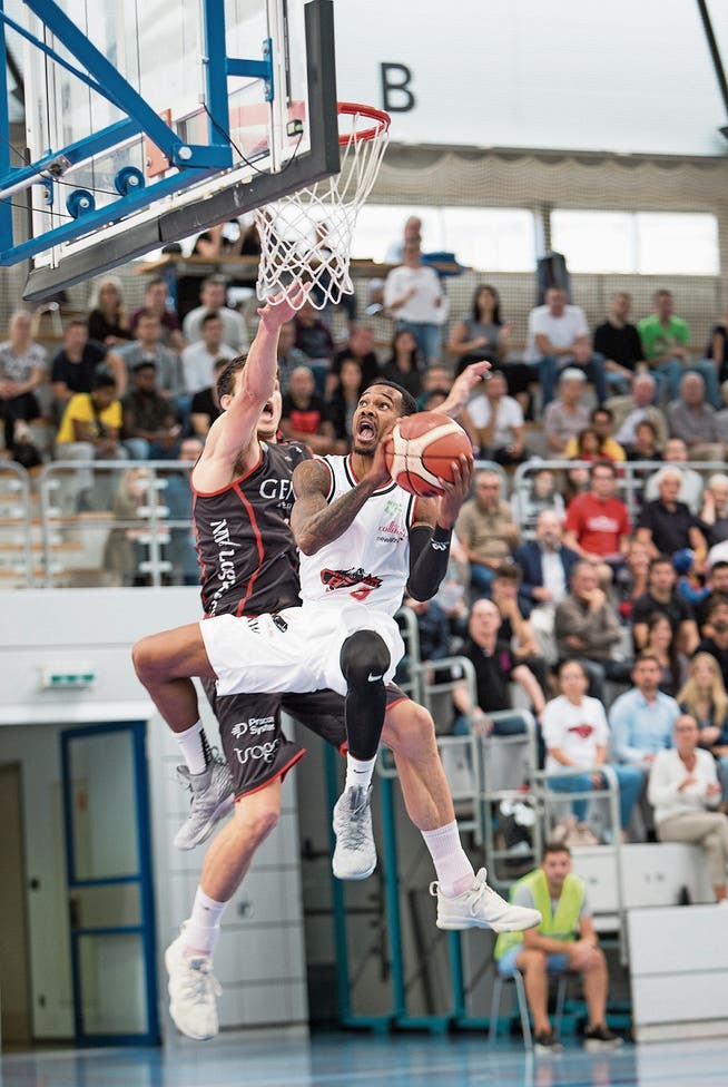 Derek Jackson (am Ball) von Swiss Central Basket erzielt hier zwei seiner insgesamt 14 Punkte. (Bild: Manuela Jans-Koch (Luzern, 30. September 2018))