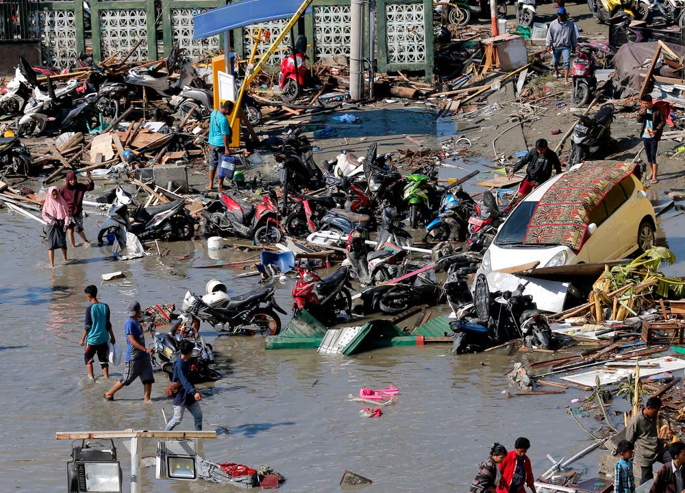Überall liegen Trümmerteile und diverse Verkehrsmittel umher. (AP Photo/Tatan Syuflana)