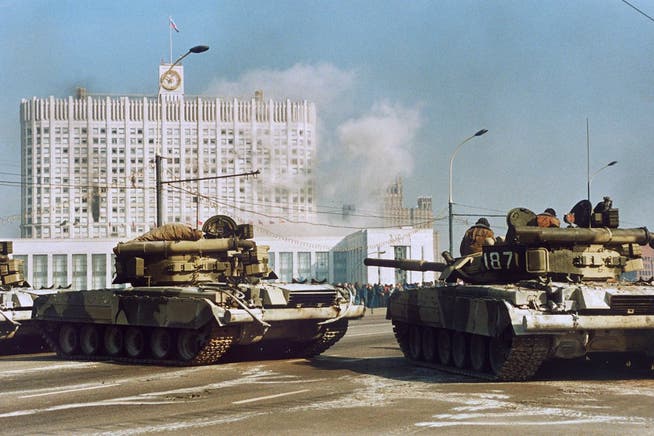 Russische Panzer eröffnen das Feuer auf das Moskauer Parlamentsgebäude. (Bild: Velenguri/DPA, 4. Oktober 1993)