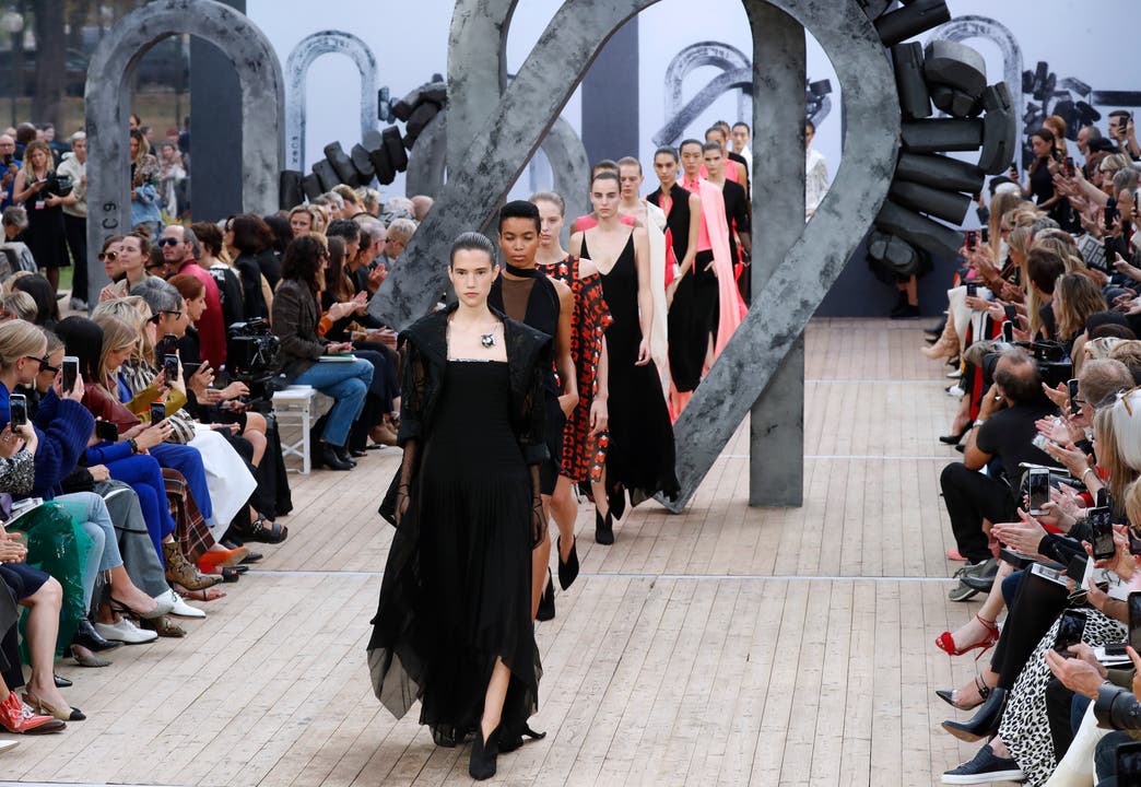 Models present creations by Akris at the end of the Spring-Summer 2019 Ready-to-Wear collection fashion show in Paris, on September 30, 2018. / AFP PHOTO / FRANCOIS GUILLOT