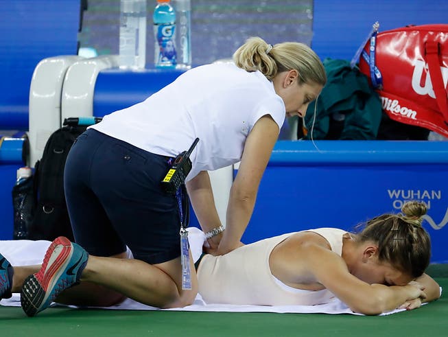 Probleme mit dem Rücken: die Weltnummer 1 Simona Halep verlor zum dritten Mal in Folge (Bild: KEYSTONE/EPA/WU HONG)