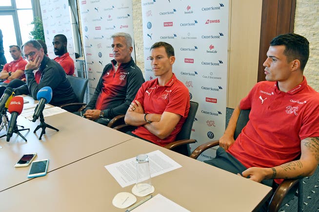 An der Medienkonferenz nahm überraschenderweise die ganze Mannschaft teil – vorne im Bild: Trainer Petkovic, Captain Lichtsteiner und Xhaka (v.l.). (Bild: Keystone)