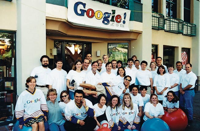 Da war das Team noch überschaubar: Undatiertes Foto der Google-Mitarbeiter von 1998, dem Jahr der Firmengründung. (EPA, Palo Alto, Kalifornien)