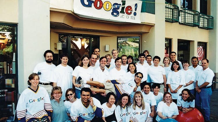 Da war das Team noch überschaubar: Undatiertes Foto der Google-Mitarbeiter von 1998, dem Jahr der Firmengründung. (EPA, Palo Alto, Kalifornien)